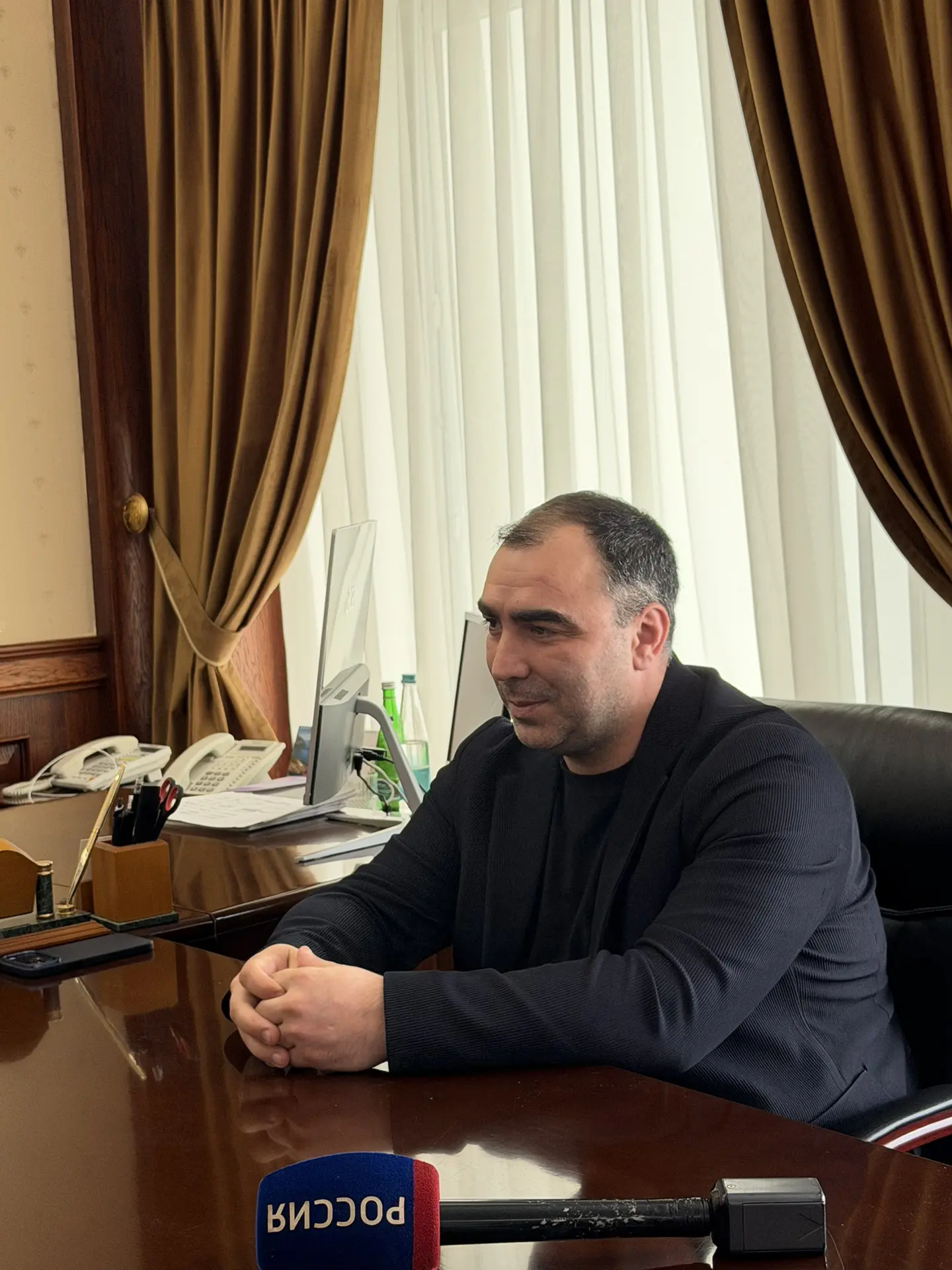 Сегодня в Комитете по государственным закупкам РД состоялась рабочая встреча председателя Марата Темирханова с Героем России, участником программы «Время героев» Энвером Набиевым.